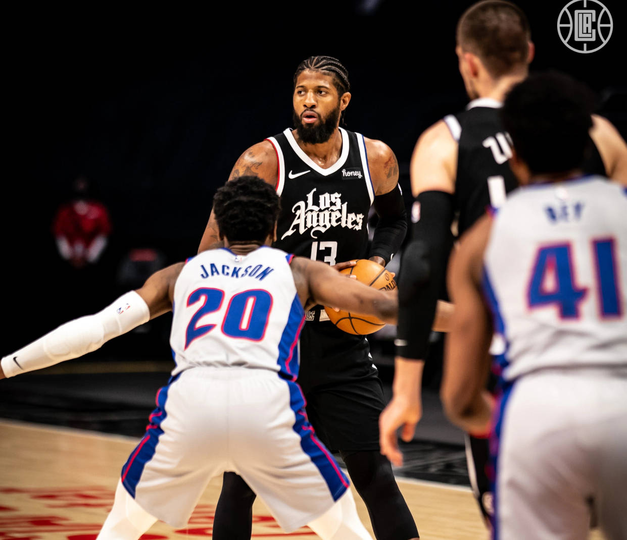 湖人终结三连败,压哨绝杀!詹姆斯连续 1283 场得分上双